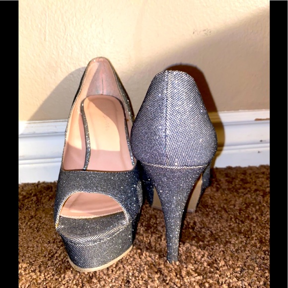 Glittery gray holiday platform - Picture 1 of 3